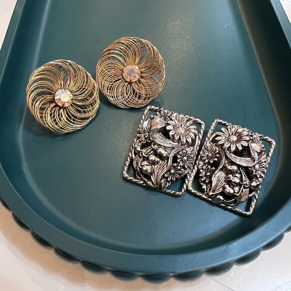2 Pairs of Vintage Sarah Coventry Clip On Earrings - Picture 1 of 8